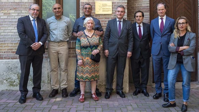 Inauguran placa en homenaje a Nicomedes Santa Cruz en Madrid