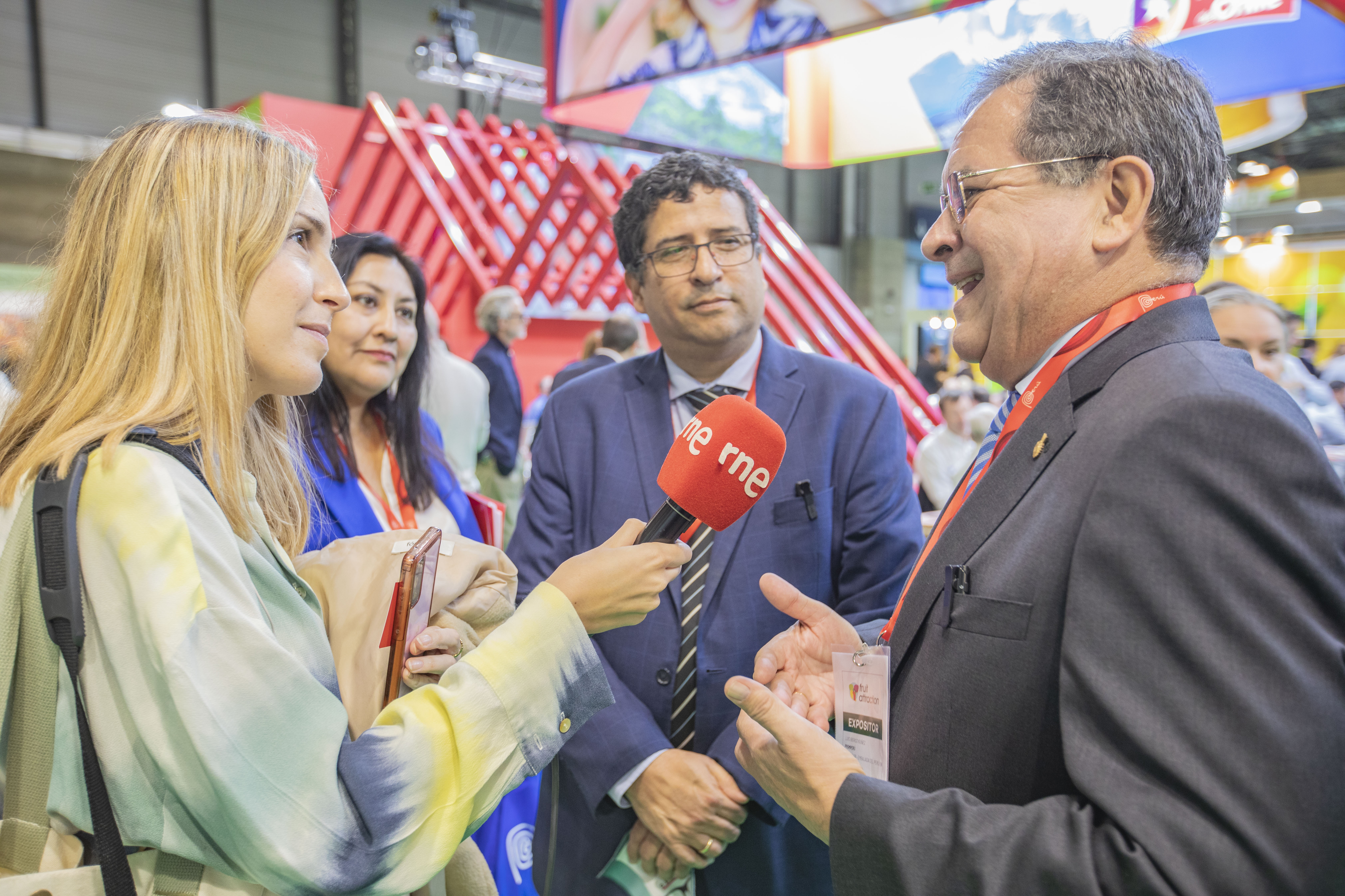 Embajador del Perú D. Luis Iberico inauguró Stand del Perú en feria comercial Fruit Attraction