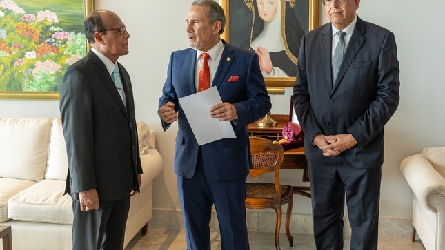 Canciller  Schialer, acompañado del Embajador del Perú en Panamá Mario López y Ex embajador de Panamá en Perú Jaime Guillermo Serrano